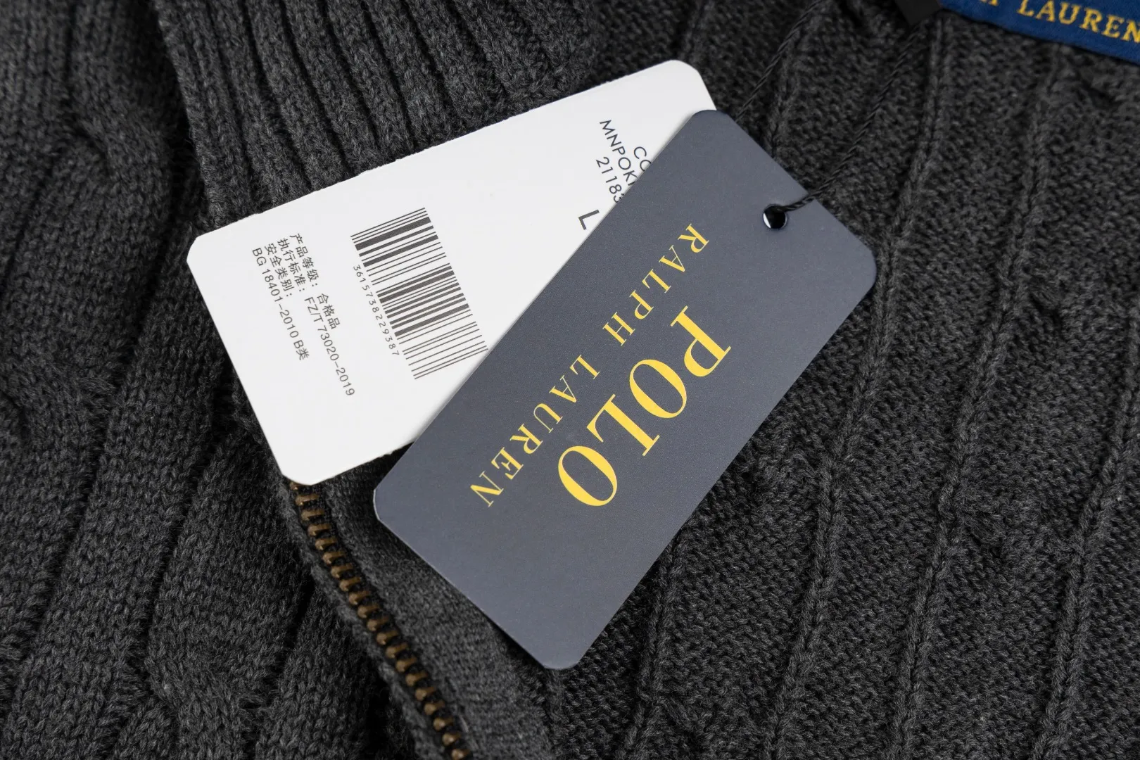 P260 #R98 RALPH LAUREN Ralph Lauren nine-color classic small label embroidery logo full zipper knitted cable cardigan sweater, high-density LOGO embroidery on the chest, original customization of tag accessories. Made of pure cotton yarn, pure cotton is skin-friendly and comfortable, small label war horse embroidered twist zipper cardigan sweater 🐎 high quality, follow the blogger to learn how to wear it! Let’s buy a Ralph Lauren cable sweater. It’s a super hard-to-find series after it became popular. It’s hard to find one on the official website. It’s simple and practical to wear, with a lazy and loose feel. The thickened fabric has more texture, feels soft and delicate, and has a loose fit. Whether worn alone or layered, you can wear different styles of fashion with just one piece!   Size：XS S M L